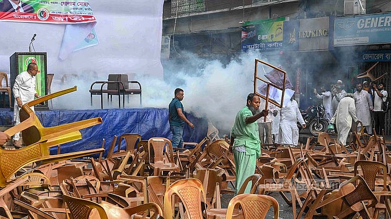 ঢাকার কাকরাইলে কেন্দ্রীয় কার্যালয়ের সামনে শনিবার জাতীয় পার্টির কর্মী সমাবেশ ছত্রভঙ্গ করতে সাউন্ড গ্রেনেড ছোড়ে পুলিশ।