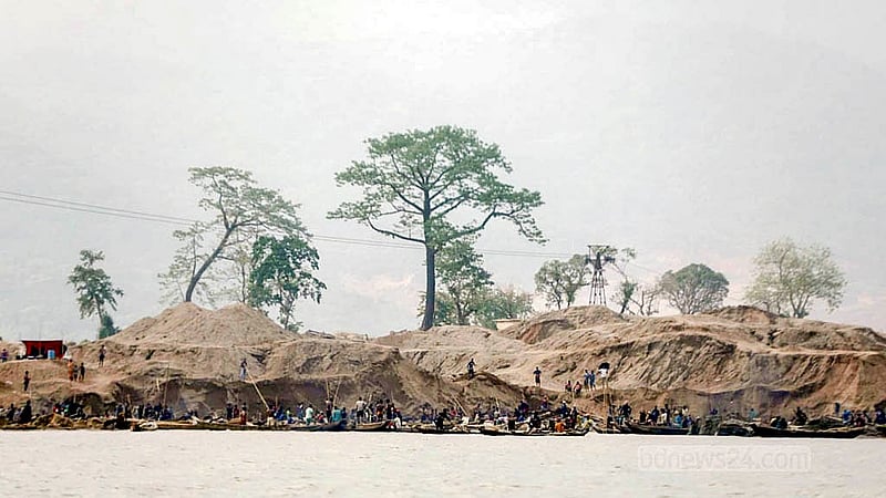সিলেটের কোম্পানীগঞ্জ উপজেলার ভোলাগঞ্জ সাদাপাথর এলাকায় নিয়ম না মেনে তোলা হচ্ছে পাথর। আওয়ামী লীগ সরকার পতনের পর থেকে কেউ লিজ না পেলেও পাথর তোলা থামছে না