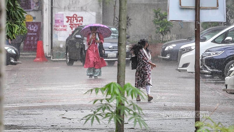 ক্লাস শেষে বের হয়ে মঙ্গলবার দুপুরের বৃষ্টিতে গা ভেজান ঢাকা বিশ্ববিদ্যালয়ের শিক্ষার্থীরা