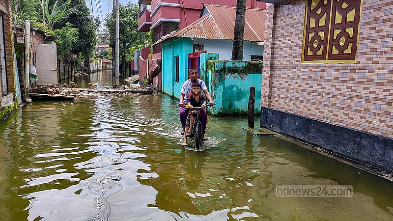 কুমিল্লার পুরাতন গোমতী নদীর তীরবর্তী ঘনবসতিপূর্ণ এলাকা চাঁনপুরে জলাবদ্ধতার সমস্যা দীর্ঘদিনের