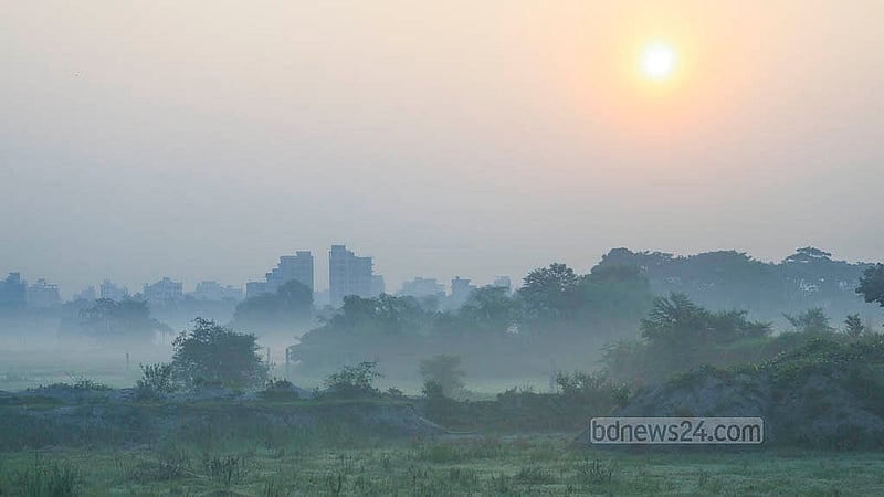 দৃশ্যমান হচ্ছে ঘন কুয়াশা, প্রকৃতিতে জানান দিচ্ছে শীতের আগমনী বার্তা। ঢাকার কেরানীগঞ্জ থেকে তোলা