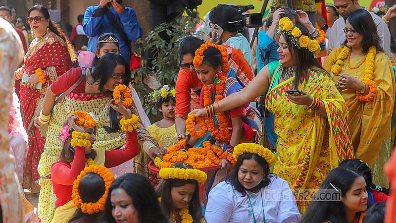 ঢাকা বিশ্ববিদ্যালয়ের চারুকলার বকুলতলায় শুক্রবার বসন্ত উৎসবে অনেকেই মাতেন আনন্দে