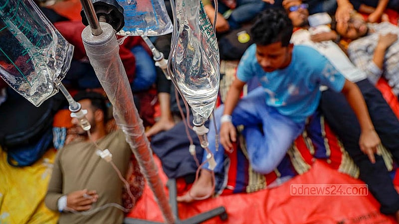 জগন্নাথ বিশ্ববিদ্যালয়ের দ্বিতীয় ক্যাম্পাসের নির্মাণকাজ সেনাবাহিনীকে হস্তান্তরসহ তিন দাবিতে অনশনরত এক শিক্ষার্থীকে সোমবার দুপুরে স্যালাইন দেওয়া হয়