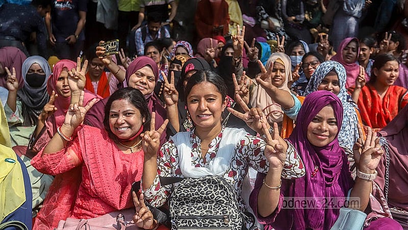 সরকারি প্রাথমিক বিদ্যালয়ে সহকারী শিক্ষক পদে নিয়োগ বাতিল হওয়া প্রার্থীরা প্রায় এক মাস ধরে আন্দোলন চালিয়ে আসছিলেন। সোমবার আপিল বিভাগের আদেশে তাদের নিয়োগের বাধা কাটলে বিজয় চিহ্ন দেখিয়ে উচ্ছ্বাস প্রকাশ করেন তারা