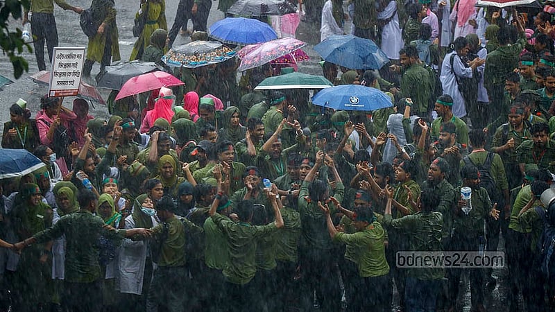 বৃষ্টি উপেক্ষা করে বুধবার দুপুরে দাবি আদায়ের জন্য শাহবাগ মোড় অবরোধ করে স্লোগান দিতে থাকেন নার্সিংয়ের শিক্ষার্থীরা