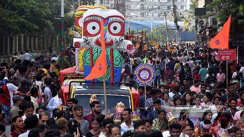 চট্টগ্রামের নন্দনকানন ও গোল পাহাড় মোড় এলাকা থেকে দুটি রথ বের হয়ে মূল আয়োজনে যোগ দেয়