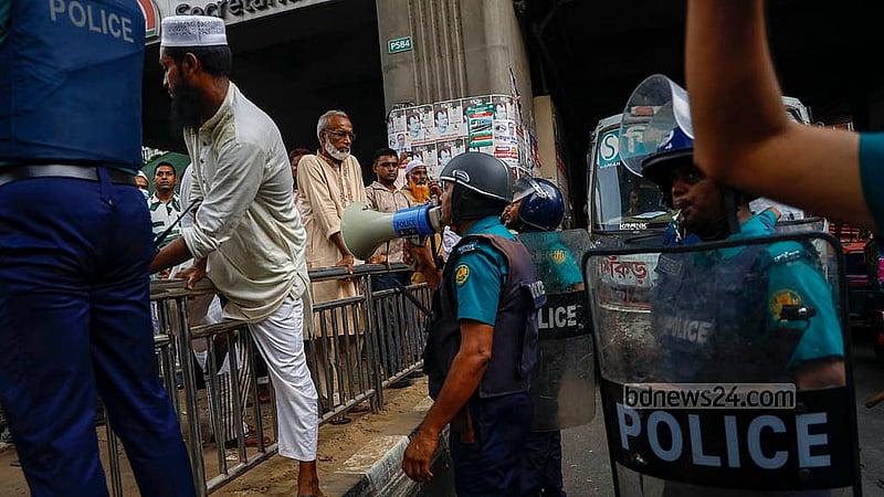 জলকামান নিক্ষেপের পর জাতীয় প্রেস ক্লাবের সামনে বুধবার দুপুরে অবস্থান নেওয়া এবতেদায়ী মাদ্রাসা শিক্ষকদের সরিয়ে দেয় পুলিশ