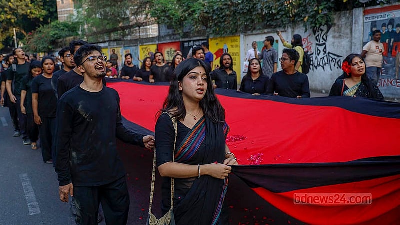 ঢাকা বিশ্ববিদ্যালয়ের স্বোপার্জিত স্বাধীনতা চত্বর থেকে ফুলার রোডের স্মৃতি চিরন্তন চত্বর পর্যন্ত মঙ্গলবার হাতে হাত মিলিয়ে কণ্ঠে দেশের গান তুলে ‘লালযাত্রায়’ অংশ নেন নাট্যকর্মীসহ বিভিন্ন শ্রেণি-পেশার মানুষ