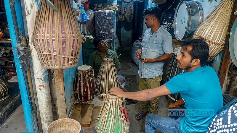দুর্গাপূজা উপলক্ষে পুরান ঢাকার শাঁখারিবাজার এলাকা থেকে ঢাক-ঢোল মেরামত করে নিচ্ছেন হিন্দু ধর্মাবলম্বীরা