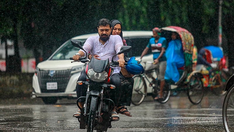 লঘুচাপের কারণে বৃহস্পতিবার দুপুরের ঝুম বৃষ্টিতে ঢাকা বিশ্ববিদ্যালয়ে এলাকায় অনেককে বৃষ্টি উপভোগ করতে দেখা যায়