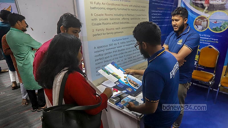 রাজধানীর আগারগাঁওয়ে পর্যটন ভবনে হাউজবোট মেলায় স্টল ঘুরে ঘুরে বিভিন্ন প্যাকেজ সম্পর্কে জানছেন ভ্রমণপিপাসুরা। এমন আয়োজন এবারই প্রথম