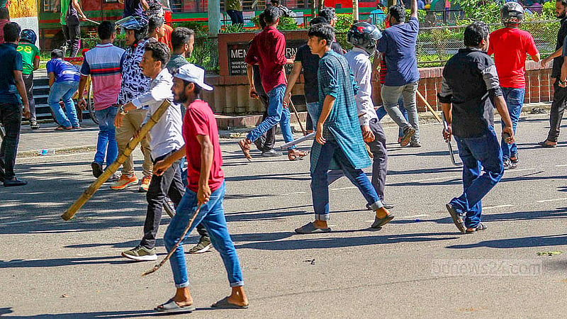 ঢাকা বিশ্ববিদ্যালয়ে সোমবার বিকালে বাঁশ ও লাঠিসোঁটা নিয়ে কোটা আন্দোলনকারীদের ওপর হামলা চালায় ছাত্রলীগ।