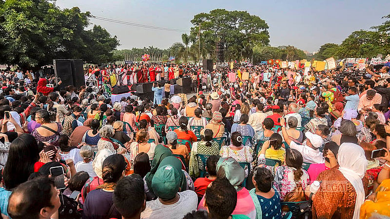 রাজধানীর মানিক মিয়া অ্যাভিনিউয়ে শুক্রবার ‘নারীর ডাকে মৈত্রী যাত্রা’ কর্মসূচিতে অংশ নেয় বিভিন্ন নারী সংগঠন
