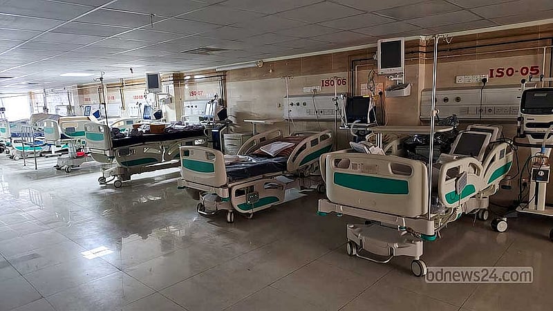 করোনাভাইরাস মোকাবেলায় কুমিল্লা জেনারেল হাসপাতালে স্থাপন করা আইসিইউ ইউনিট, যা দেখভালের অভাবে এখন বেহাল