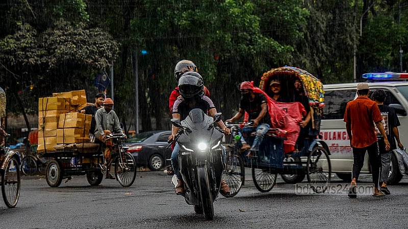 ঢাকায় সোমবার থেকে তাপমাত্রা কমার আভাস ছিল আগেই, টানা কয়েকদিনের গরমের পর এদিন বিকালে ঠান্ডা বাতাসের সঙ্গে হালকা বৃষ্টি হলে স্বস্তি নামে নগরীজুড়ে