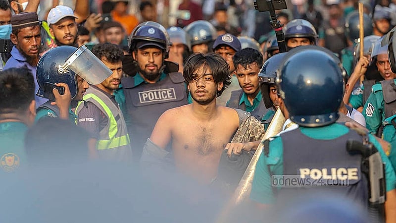 ঢাকার গুলিস্তান জিপিওর সামনে বিক্ষোভকারী শিক্ষার্থীদের সঙ্গে সংঘর্ষের সময় কয়েকজনকে আটক করে পুলিশ