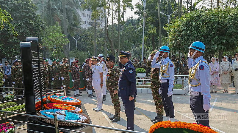 বিডিআর বিদ্রোহের ১৬ বছর পূর্তির দিন মঙ্গলবার বনানীর সামরিক কবরস্থানে নিহতদের কবরে শ্রদ্ধা জানান তিন বাহিনীর প্রধান।