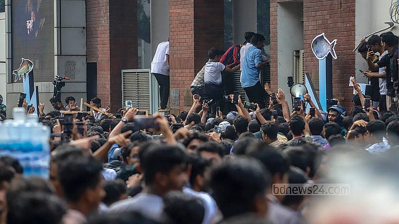 শিক্ষা উপদেষ্টা ও সচিবের পদত্যাগের দাবিতে মঙ্গলবার সচিবালয়ের প্রধান ফটক ভেঙে ভেতরে প্রবেশ করেন এইচএসসি পরীক্ষার্থীরা