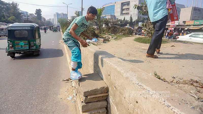 ঢাকার পঙ্গু হাসপাতালে আসা রোগীরা ঝুঁকি নিয়ে বিভাজক টপকে সড়ক পার হচ্ছেন। একটু অসেচতনতায় ঘটতে পারে দুর্ঘটনা