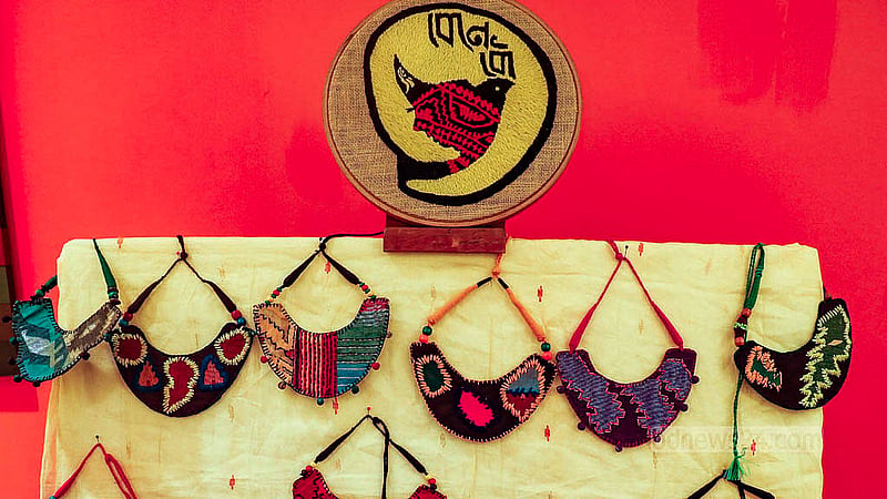 লালমাটিয়ায় ‘শান্তিবাড়ি’ কার্যালয়ে মেলায় ‘বেনে বৌ’ জামদানি স্টলে রয়েছে জামদানি শাড়ি পুনরায় ব্যবহার করে বানানো হাতের চুড়ি, টিপ, টেবিল ল্যাম্প, প্যাচওয়ার্ক