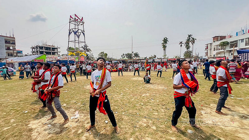 পার্বত্য চট্টগ্রামের প্রধান সামাজিক উৎসব বৈসাবি উপলক্ষে মঙ্গলবার খাগড়াছড়ি শহরে শোভাযাত্রা শেষে নিউজিল্যান্ড মাঠে গরিয়া নৃত্য পরিবেশন করেন ত্রিপুরা তরুণরা