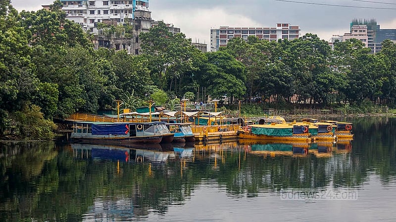 রাজধানীর হাতিরঝিলে সোমবার থেকে বন্ধ ওয়াটার ট্যাক্সি। নৌযানগুলো নোঙর করে রাখা হয়েছে এফডিসি ঘাটে