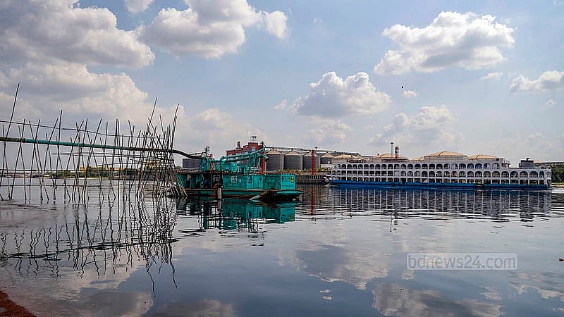 ঢাকার শ্যামপুরের মুন্সীখোলা এলাকার বাসিন্দারা জানান, বালির ব্যবসায়ীরা এই ড্রেজারগুলো দিয়ে নৌযান থেকে বালু তোলে, যা বিভিন্ন জায়গা থেকে পরিবহন করে আনা হয়