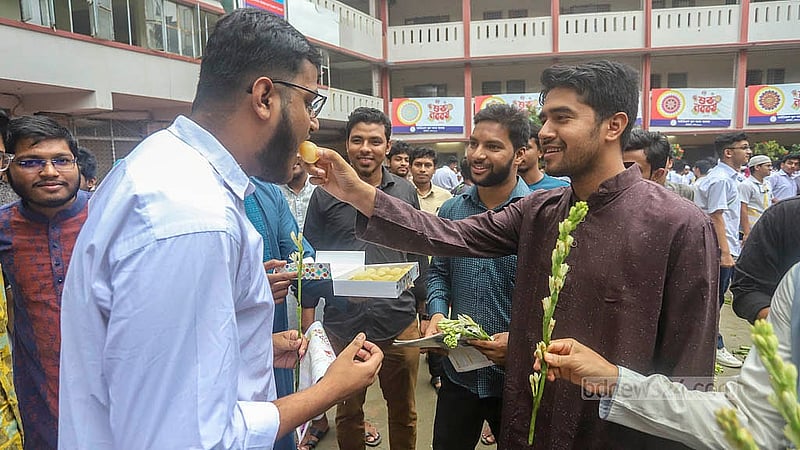 এসএসসি পরীক্ষার ফল প্রকাশের পর মতিঝিল আইডিয়াল স্কুলের শিক্ষার্থীদের ফুল দিয়ে শুভেচ্ছা জানানোর পাশাপাশি মিষ্টি খাওয়ানো হয় ছাত্রশিবিরের পক্ষ থেকে