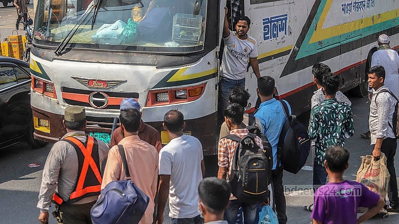 দক্ষিণাঞ্চলের পথে ছোটার সময় হাঁকডাকে যাত্রী তুলছেন হেল্পাররা। ভাড়ায় বনিবনা হলেই উঠছেন যাত্রী। শুক্রবার দোলাইরপাড় এলাকা থেকে তোলা