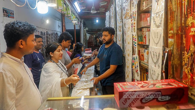 দুর্গাপূজা উপলক্ষে পুরান ঢাকার শাঁখারিবাজারের একটি গয়নার দোকানে ক্রেতা সমাগম