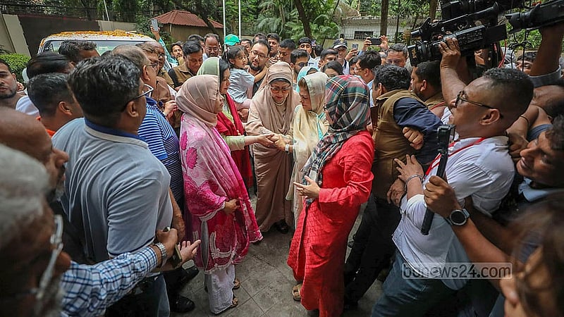 বিএনপি চেয়ারপারসন খালেদা জিয়া লন্ডনে চিকিৎসা নিয়ে চার মাস পর দেশে ফিরে মঙ্গলবার দুপুরে গুলশানের বাসা ‘ফিরোজা’য় পৌঁছান।