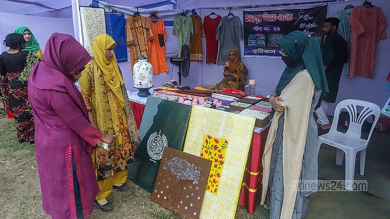 ঢাকা বিশ্ববিদ্যালয়ের কেন্দ্রীয় খেলার মাঠে ‘তারুণ্যের উৎসবে’ বিভিন্ন স্টল ঘুরে পছন্দের পণ্য কিনছেন দর্শনার্থীরা