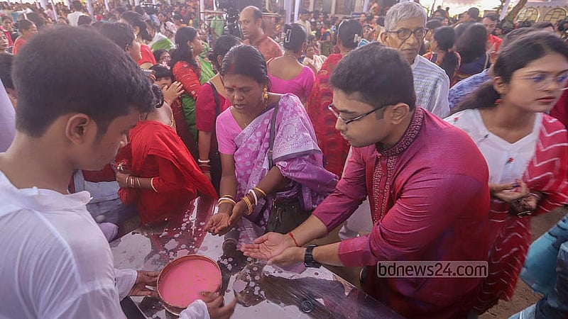 দুর্গোৎসবের অষ্টমীতে ঢাকা রামকৃষ্ণ মিশনে শুক্রবার বেলা সাড়ে ১০টায় শুরু হয় কুমারী পূজা; বেলা সাড়ে ১১টায় অঞ্জলিদান ও প্রসাদ বিতরণের মধ্য দিয়ে পূজার আনুষ্ঠানিকতা শেষ হয়