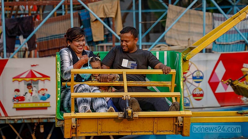 শ্যামলীর শিশু মেলায় মঙ্গলবার রাইডে একটি পরিবারের সদস্যরা