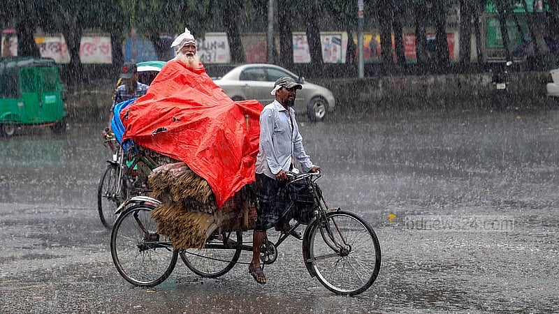 ঢাকা বিশ্ববিদ্যালয় এলাকায় শনিবারের ঝুম বৃষ্টি থেকে রেহাই পেতে ত্রিপল দিয়ে মালামাল মুড়িয়ে গন্তব্যের পথে ছুটছে রিকশা