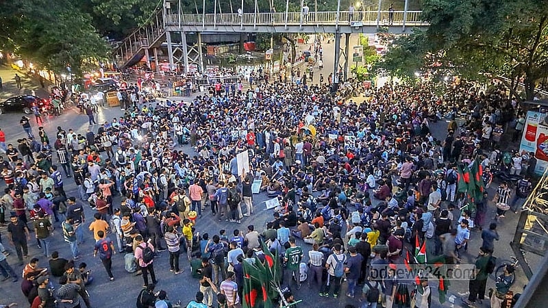 রাজধানীর মৎস্য ভবন মোড়ে বৃহস্পতিবার বিক্ষোভ করেন বাংলাদেশ প্রকৌশল বিশ্ববিদ্যালয় (বুয়েট) শিক্ষার্থীরা।