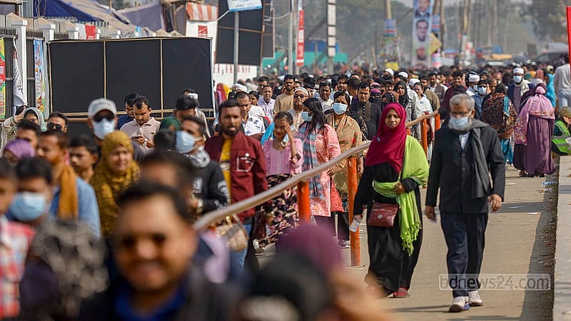 কিউআর স্ক্যান করে বিকাশ বা নগদে টাকা দিয়ে টিকেট কাটা যাচ্ছে; নেই বিশাল লাইনে দাঁড়ানোর ঝক্কি