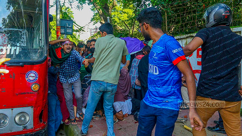 ঢাকা বিশ্ববিদ্যালয়ের ভিসি চত্বর এলাকায় সোমবার বিকালে কোটা আন্দোলনকারীদের পিটুনি দেয় ছাত্রলীগ।