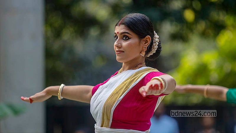 ফ্লো ফেস্টের দ্বিতীয় দিনে শুক্রবার গুলশানে বিচারপতি সাহাবুদ্দিন আহমদ পার্কে অর্থী আহমেদের নির্দেশনায় নৃত্য পরিবেশ করছেন এক শিল্পী