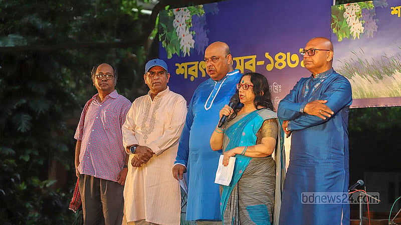 ঢাকা বিশ্ববিদ্যালয়ের চারুকলা অনুষদের বকুলতলায় শুক্রবার সত্যেন সেন শিল্পীগোষ্ঠী আয়োজিত শরৎ উৎসবে কথা বলেন অতিথিরা