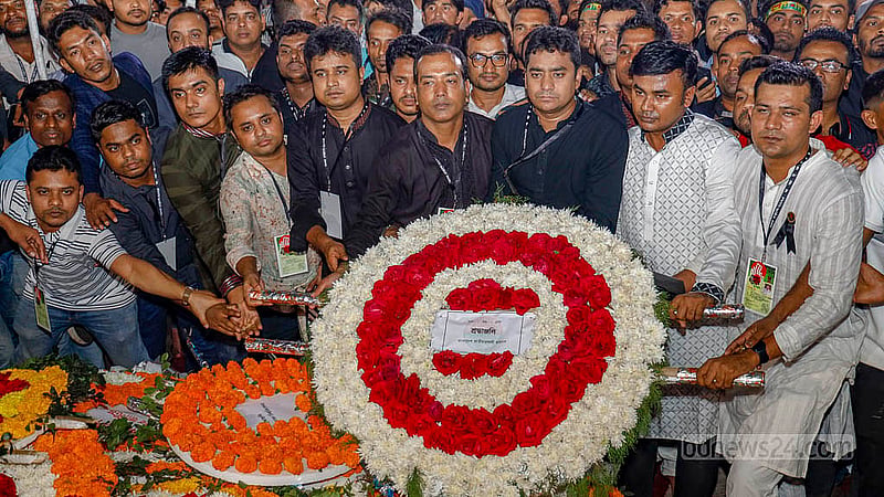 একুশের প্রথম প্রহরে কেন্দ্রীয় শহীদ মিনারে শ্রদ্ধা নিবেদন করে বাংলাদেশ জাতীয়তাবাদী ছাত্রদল