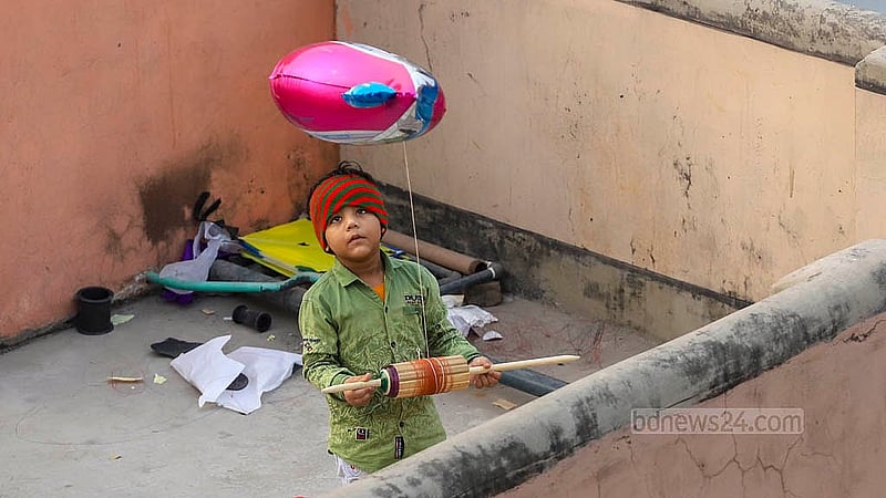 ঐতিহ্যবাহী সাকরাইন উৎসবে মঙ্গলবার পুরান ঢাকার বিভিন্ন ভবনের ছাদে নাটাই-ঘুড়ি হাতে দেখা যায় শিশুদেরও