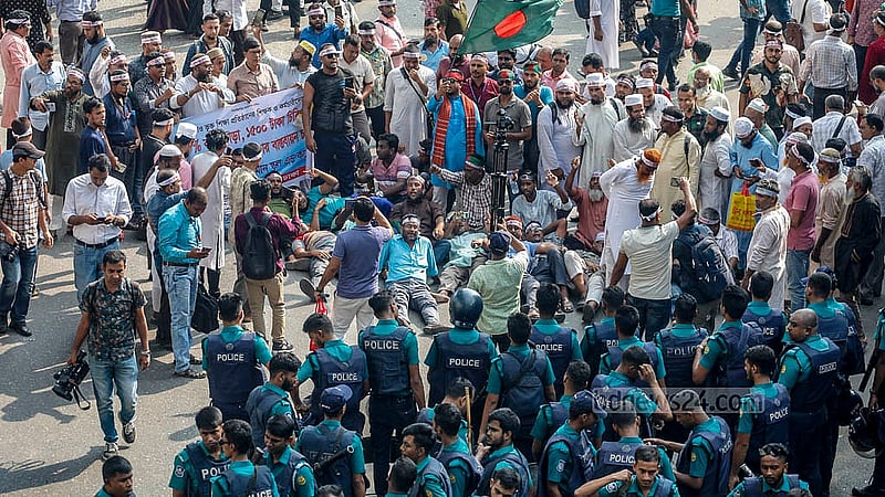 রাজধানীর শাহবাগ মোড় অবরোধ করে বুধবার এমপিভুক্ত শিক্ষা প্রতিষ্ঠানের শিক্ষক-কর্মচারীদের বিক্ষোভের সময় অনেককে সড়কে শুয়ে থাকতে দেখা যায়