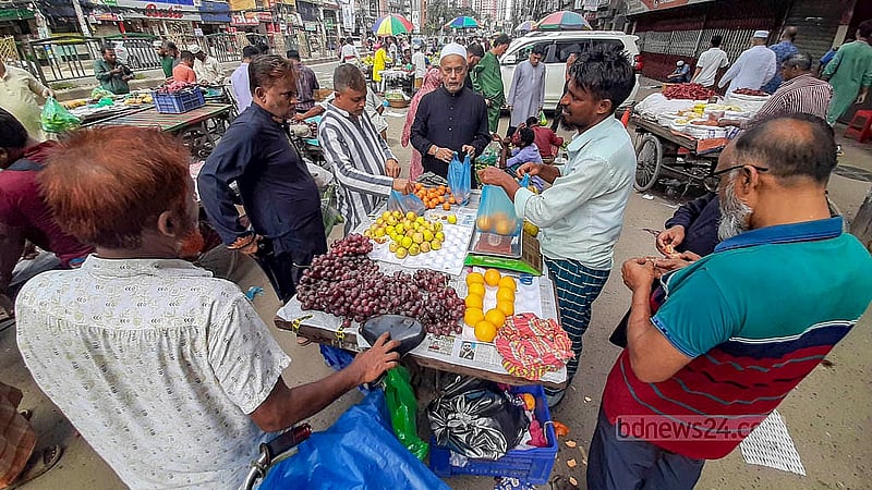 রাজধানীর নয়া পল্টনে ভিআইপি সড়কে শুক্রবার ভ্রাম্যমাণ বাজার থেকে কেনাকাটা করেন স্থানীয় বাসিন্দারা