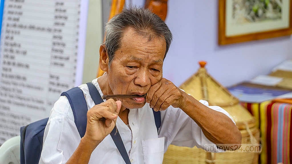 বাংলা একাডেমি প্রাঙ্গণে ‘সকল জাতিগোষ্ঠীর সাংস্কৃতিক ঐতিহ্যের প্রদর্শনীতে’ ঐতিহ্যবাহী বাদ্যযন্ত্র হাতে বিভিন্ন নৃ-গোষ্ঠীর মানুষ