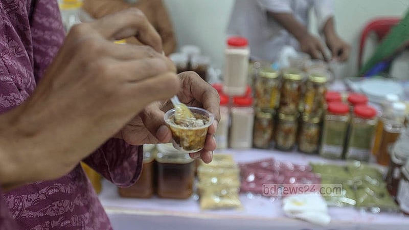 মধু মেলায় মধু পরখ করে দেখার সুযোগও আছে। রাজধানীর তেজগাঁওয়ে বিসিক ভবনে পাঁচ দিনের এ মেলা শুরু হয় রোববার