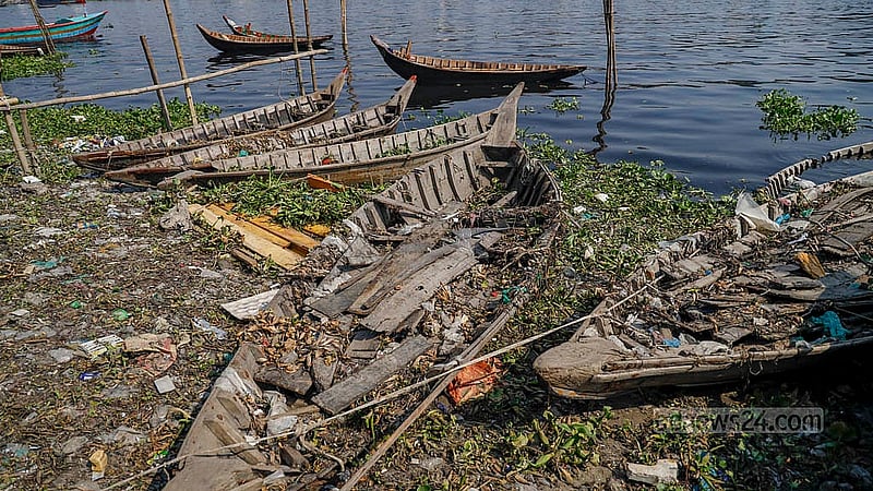 ঢাকার কামরাঙ্গীরচর এলাকায় বুড়িগঙ্গা নদীর তীরে রেখে দেওয়া হয়েছে বেশ কয়েকটি ভাঙ্গা নৌকা। এসব নৌকা মেরামত করা হবে
