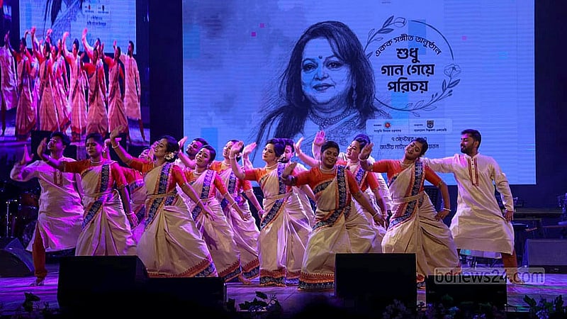 শিল্পকলা একাডেমির জাতীয় নাট্যশালা মিলনায়তনে রোববার সন্ধ্যায় ‘শুধু গান গেয়ে পরিচয়’ শীর্ষক অনুষ্ঠানে নৃত্য পরিবেশন করেন শিল্পীরা।