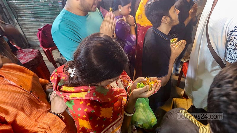 শাঁখারিবাজারের সড়কে অস্থায়ী মণ্ডপে গণেশ পূজায় সনাতন ধর্মাবলম্বীরা