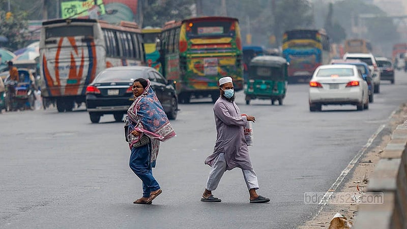 ঢাকা-চট্টগ্রাম মহাসড়কের সানারপাড় এলাকায় ঝুঁকি নিয়ে রাস্তা পার হচ্ছেন পথচারীরা, যদিও একটু দূরেই রয়েছে ফুটব্রিজ